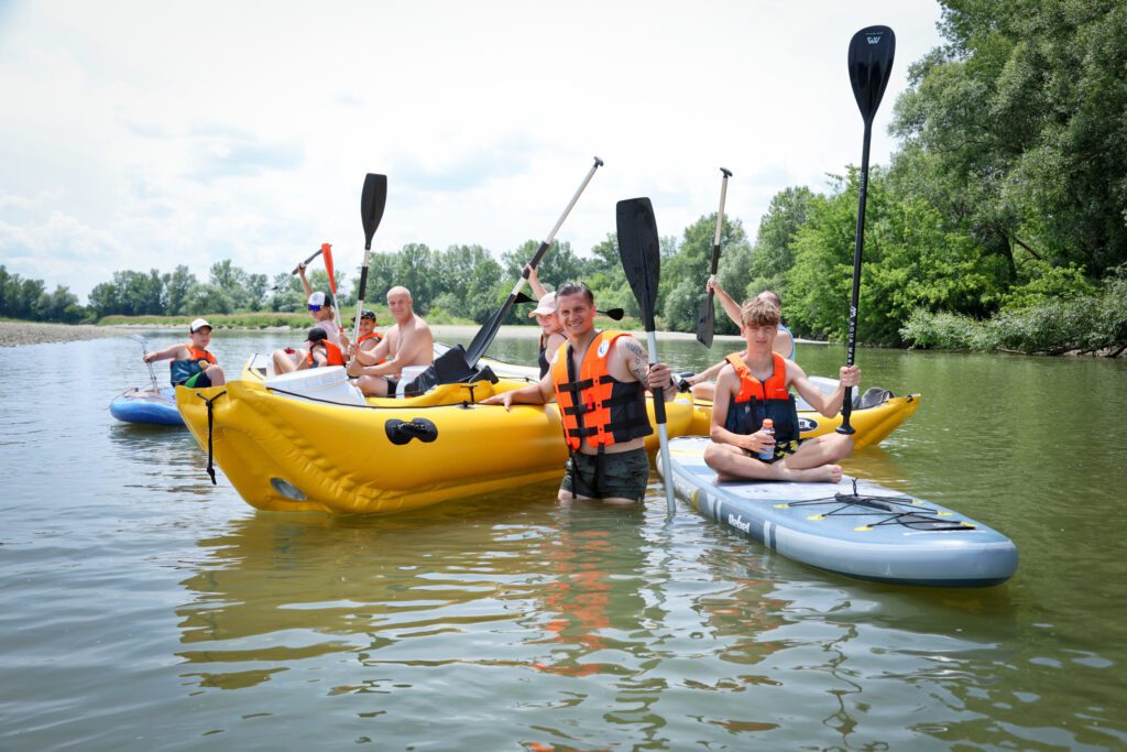 pozicovna-lodi-sered-splav-kanoe-paddlebpard-rieka-vah-kolegovia